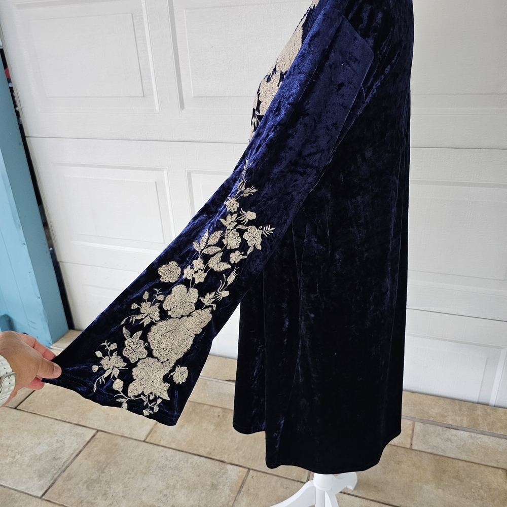 Andrée by Uni 2X Navy Velvet Floral Embroidered Bell Sleeve Boho Party Dress - Picture 4 of 11